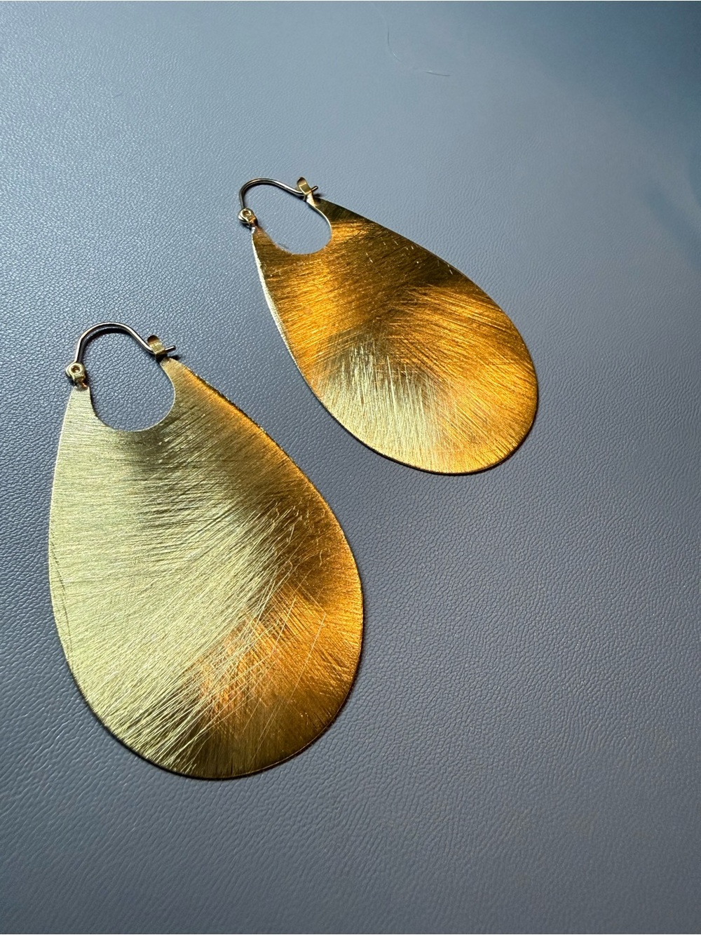 Gold-Tone Brushed Teardrop Statement Earrings 🗽